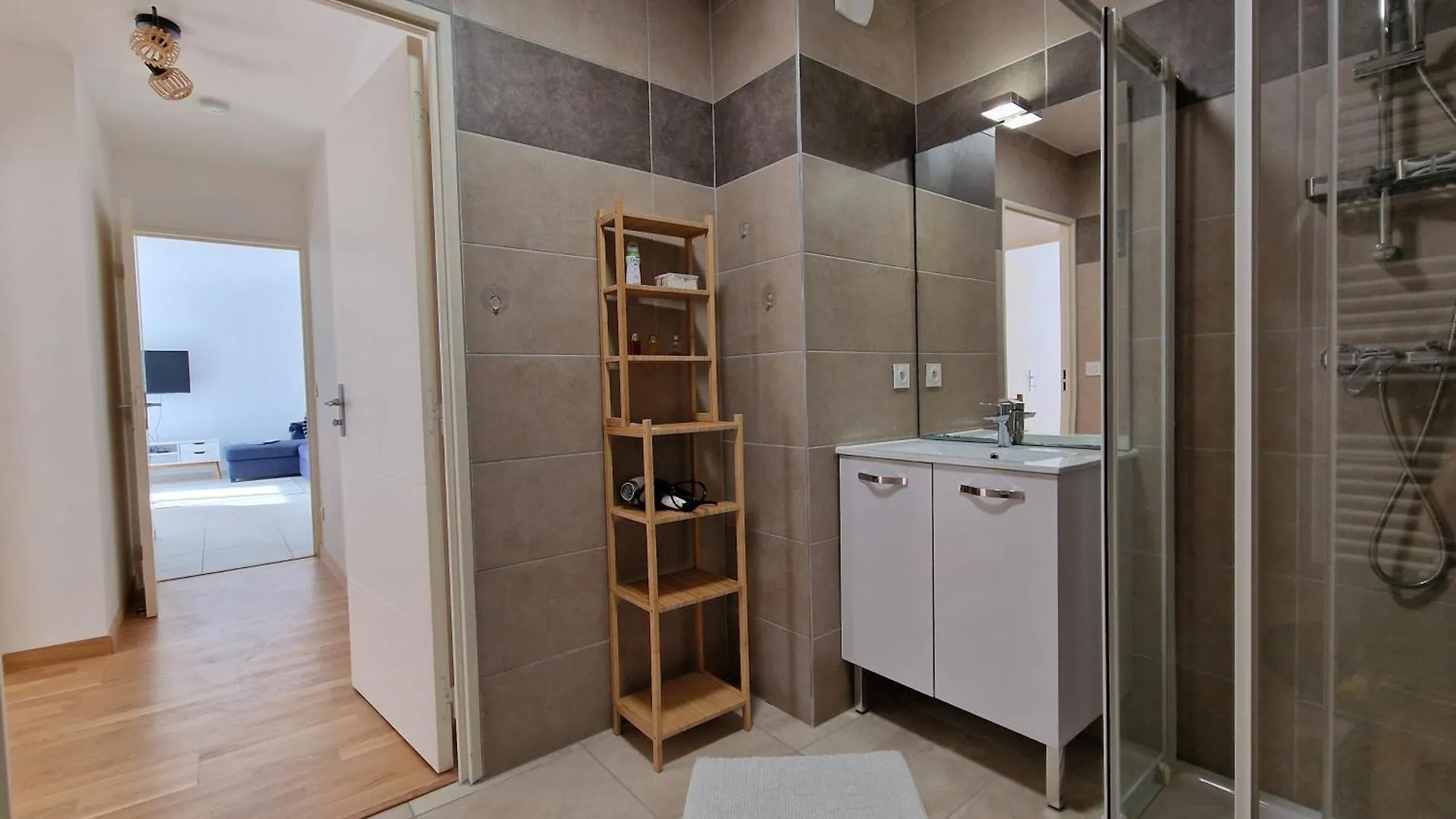 Modern And Comfortable 2-Bedroom Apartment Near The Center Divonne-les-Bains France